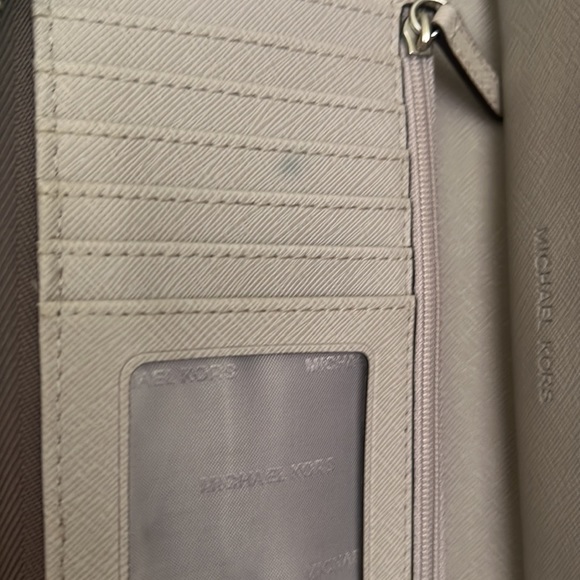 Michael Kors large smartphone wristlet - Picture 5 of 6